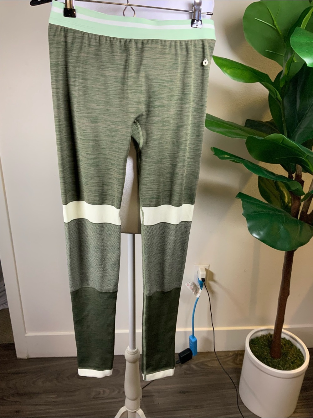 Kari Traa Olive Green Colorblock Leggings with Cream Accents